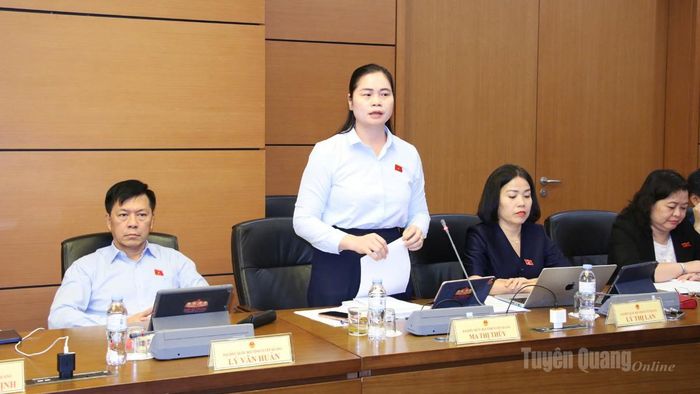 Đại biểu Ma Thị Thúy thảo luận tại tổ.