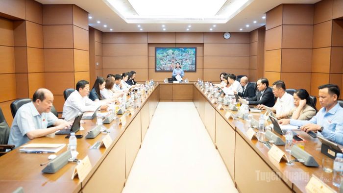 Toàn cảnh phiên họp Tổ 16.