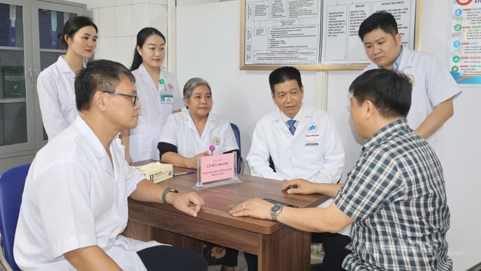 Các y, bác sĩ của Bệnh viện Da liễu Trung ương thăm khám cho bệnh nhân đang điều trị ngoại trú tại bệnh viện.