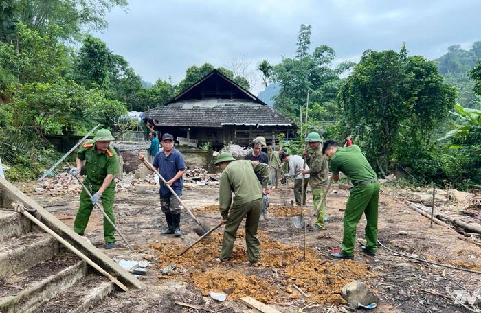 Cán bộ, chiến sĩ Công an xã Bạch Thông hỗ trợ người dân xóa nhà tạm, dột nát.