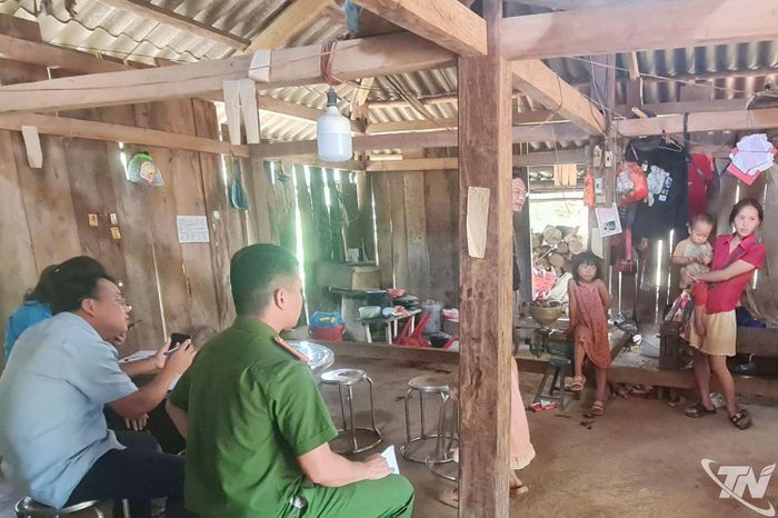 Công an xã Nam Cường rà soát tiến độ thi công xóa nhà tạm trên địa bàn.