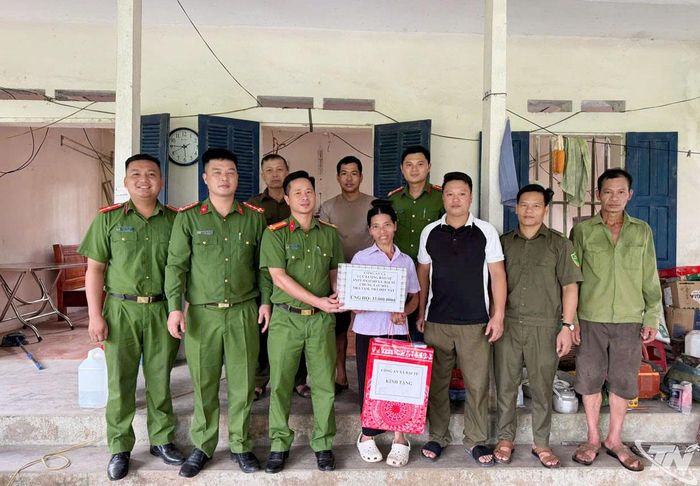 Cán bộ, chiến sĩ Công an xã Đại Từ tặng quà hỗ trợ người dân trong diện xóa nhà tạm, dột nát.