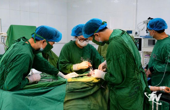 Các bác sĩ Bệnh viện Đa khoa Chợ Đồn đã thành thục trong việc thực hiện các kỹ thuật phẫu thuật ngoại khoa.