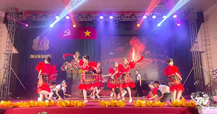 Tiết mục dân vũ với chủ đề tình yêu quê hương, đất nước do thiếu nhi phường Đức Xuân biểu diễn tại ngày hội.