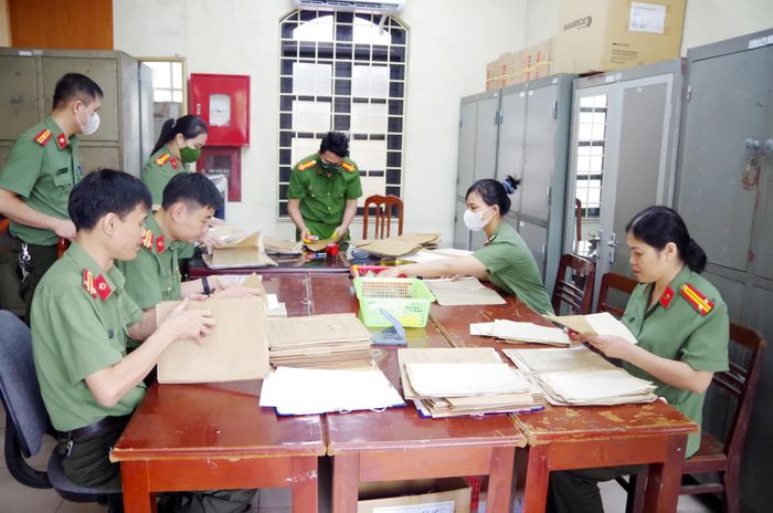 Cán bộ, chiến sĩ Phòng Hồ sơ nghiệp vụ thực hiện số hóa hồ sơ, tài liệu.