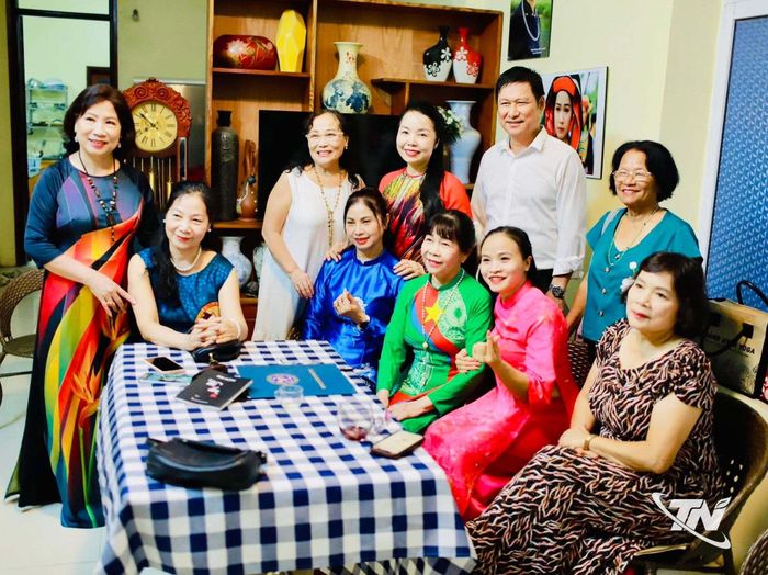 Không khí ấm cúng, gắn kết trong một kỳ sinh hoạt của Câu lạc bộ Tâm Giao, nơi hội tụ nhiều thế hệ văn nghệ sĩ Thái Nguyên.