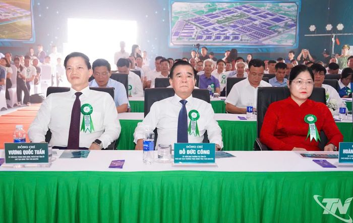 Đồng chí Chủ tịch UBND tỉnh Vương Quốc Tuấn và các đại biểu dự buổi Lễ.