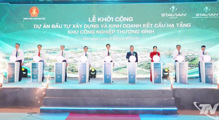 Các đồng chí lãnh đạo tỉnh và đại biểu bấm nút khởi công Dự án.