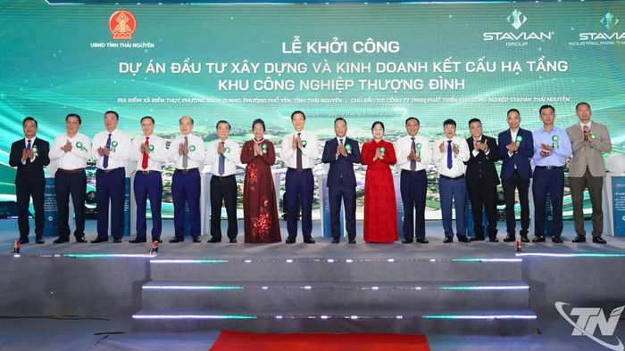 Các đồng chí lãnh đạo tỉnh và đại biểu, nhà đầu tư tại Lễ khởi công.