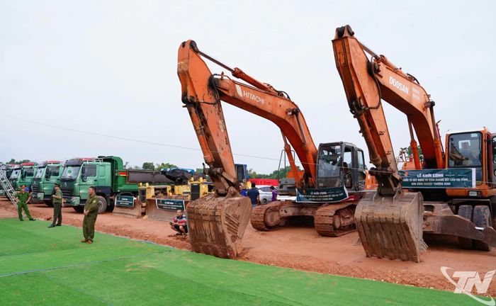Máy móc được tập kết để triển khai Dự án.