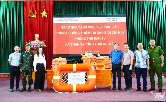 Ban Tổ chức trao tặng vật tư phòng, chống thiên tai cho xã Thần Sa