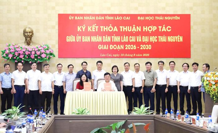 PGS.TS. Hoàng Văn Hùng, Giám đốc Đại học Thái Nguyên và Phó Chủ tịch UBND tỉnh Lào Cai Vũ Thị Hiền Hạnh ký thỏa thuận hợp tác đào tạo nguồn nhân lực. 