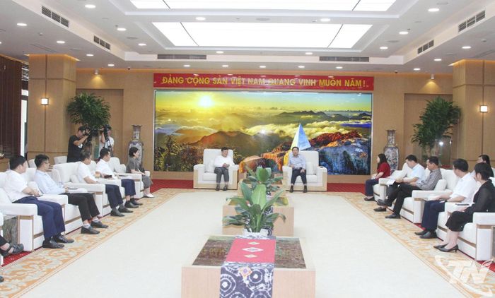 Đồng chí Dương Quốc Huy, Ủy viên Trung ương Đảng, Bí thư Tỉnh ủy Lào Cai, gặp mặt, trao đổi với Đoàn công tác của Đại học Thái Nguyên.