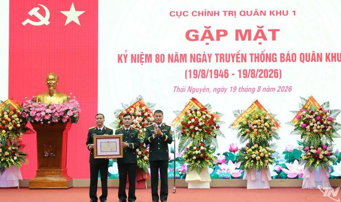 Tập thể Báo Quân khu 1 nhận Bằng khen của Bộ Tư lệnh Quân khu 1.