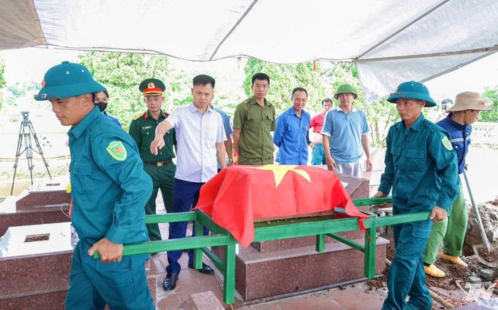 Hài cốt liệt sĩ được chuyển đến vị trí lấy mẫu.