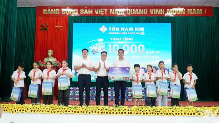 Đại diện các doanh nghiệp trên địa bàn xã Phú Lương trao biển tượng trưng và tặng quà cho các em học sinh.
