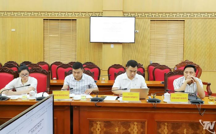 Các đại biểu dự cuộc họp.