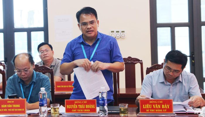 Lãnh đạo xã Hiệp Lực báo cáo với Đoàn kiểm tra.