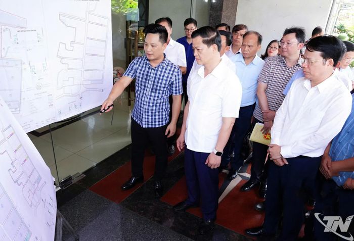 Đại diện chủ đầu tư hạ tầng Cụm công nghiệp số 3 cảng Đa Phúc báo cáo tình hình hoạt động của các doanh nghiệp trong Cụm.