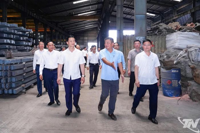 Đồng chí Chủ tịch UBND tỉnh Vương Quốc Tuấn kiểm tra nhà máy của Công ty CP Đầu tư thương mại thép Đại Việt nằm trong Cụm công nghiệp số 3 cảng Đa Phúc.