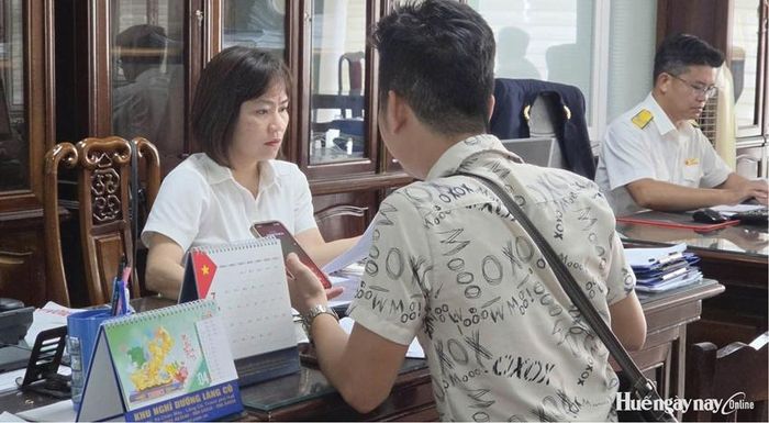  Cán bộ thuế hỗ trợ người nộp thuế trong thực hiện nghĩa vụ thuế.