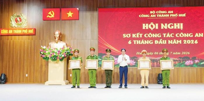 UVTW Đảng, Phó Bí thư Thường trực Thành ủy Đà Nẵng Nguyễn Khắc Toàn (thời điểm diễn ra sự kiện là Chủ tịch UBND TP. Huế) trao bằng khen của Thủ tướng Chính phủ cho các tập thể và cá nhân có thành tích xuất sắc.