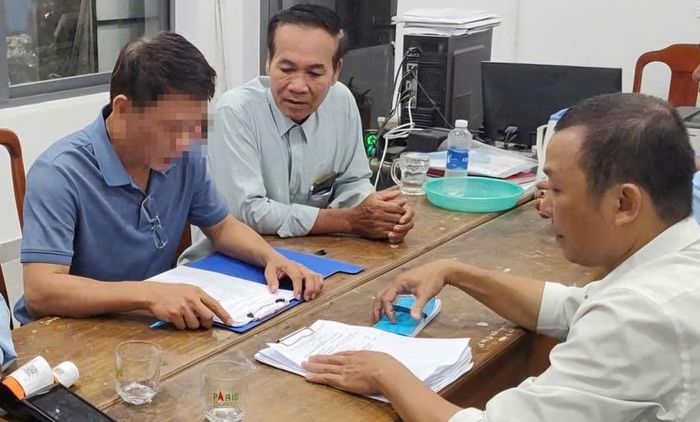 Ông Nguyễn Văn L. ký vào biên bản vi phạm.