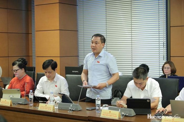  Đại biểu Nguyễn Tiến Hùng, Viện trưởng Viện Kiểm sát Nhân dân TP. Huế ề nghị làm rõ tỷ lệ dư nợ tín dụng, dư nợ trái phiếu trên vốn chủ sở hữu. Ảnh: Đoàn ĐBQH thành phố cung cấp