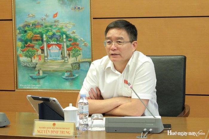  UVTW Đảng, Bí thư Thành ủy, Trưởng đoàn ĐBQH TP. Huế Nguyễn Đình Trung tham gia thảo luận ở tổ. Ảnh: Đoàn ĐBQH thành phố cung cấp 
