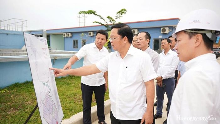  Phó Bí thư Thành ủy, Chủ tịch UBND thành phố Lê Trí Thanh kiểm tra tiến độ Dự án đầu tư xây dựng và kinh doanh kết cấu hạ tầng Khu công nghiệp Gilimex. Ảnh: Ngọc Hiếu