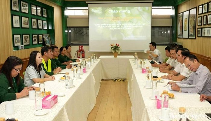 Lãnh đạo thành phố tìm hiểu tình hình hoạt động của Nhà máy bia Carlsberg. Ảnh: Ngọc Hiếu