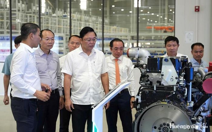 Phó Bí thư Thành ủy, Chủ tịch UBND thành phố Lê Trí Thanh tham quan quy trình sản xuất, lắp ráp ô tô tại Công ty cổ phần Kim Long Motor Huế. Ảnh: Ngọc Hiếu