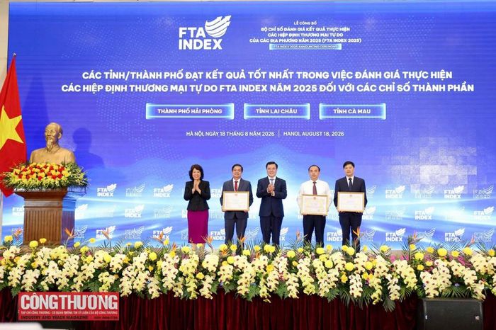 Thứ trưởng Nguyễn Sinh Nhật Tân và Thứ trưởng Bộ Ngoai giao Nguyễn Thị Hoàng Vân tặng Bằng khen cho các tỉnh, thành phố đạt kết quả Tốt nhất trong việc đánh giá thực hiện các Hiệp định thương mại tự do (FTA Index 2025) đối với các chỉ số thành phần.