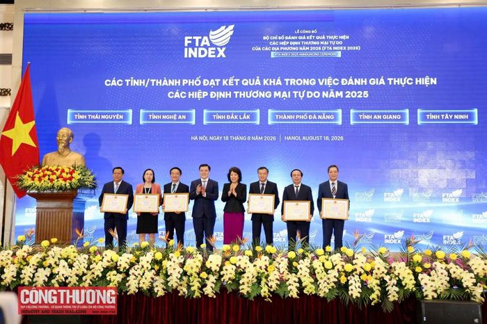 Thứ trưởng Nguyễn Sinh Nhật Tân và Thứ trưởng Bộ Ngoai giao Nguyễn Thị Hoàng Vân tặng Bằng khen cho các tỉnh, thành phố đạt kết quả Khá trong việc đánh giá thực hiện các Hiệp định thương mại tự do năm 2025.