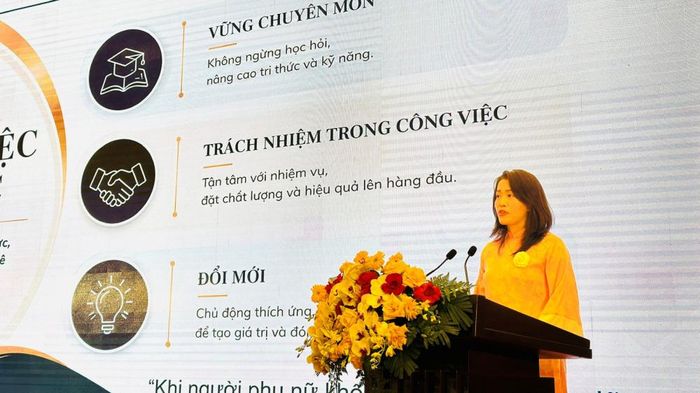 Chị Đinh Thị Bích Ngọc là giảng viên Khoa Ngôn ngữ Anh - Trường Ngoại ngữ - Du lịch, Trường Đại học Công nghiệp Hà Nội trình bày tham luận