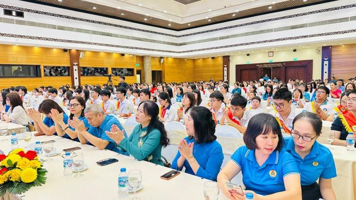 Sáng nay, Công đoàn Công Thương Việt Nam tổ chức Hội nghị tổng kết 15 năm thực hiện Nghị quyết 6b và Chỉ thị 03, biểu dương gia đình CNVCLĐ tiêu biểu, con CNVCLĐ đạt thành tích cao trong các kỳ thi quốc gia, quốc tế, vượt khó học giỏi năm học 2025-2026