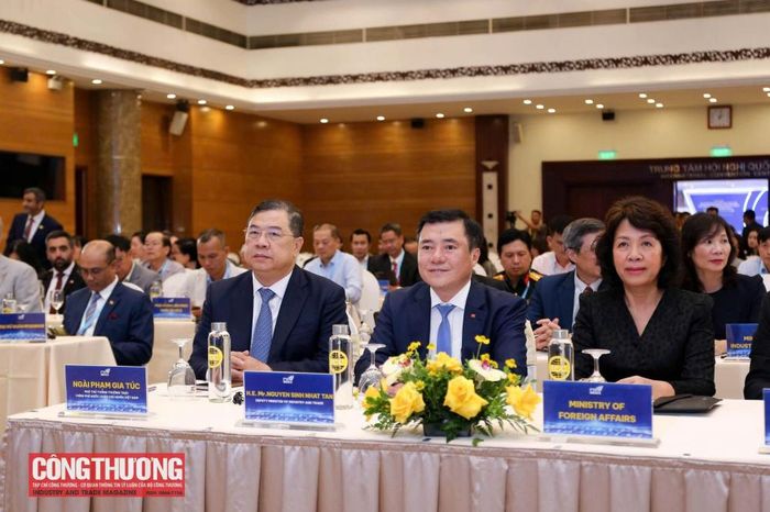 Phó Thủ tướng Thường trực Chính phủ Phạm Gia Túc, Thứ trưởng Bộ Công Thương Nguyễn Sinh Nhật Tân, cùng đại diện Lãnh đạo các Bộ, ban, ngành, địa phương, doanh nghiệp tham dự Lễ công bố.