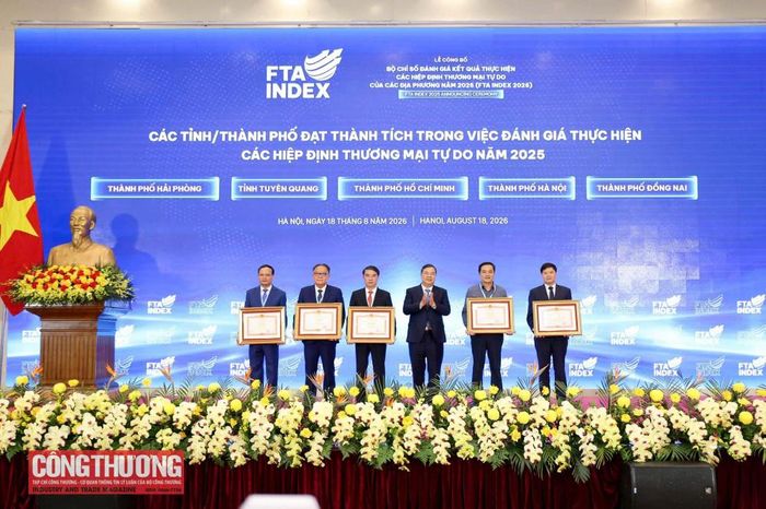 Phó Thủ tướng thường trực Chính phủ Phạm Gia Túc tặng Bằng khen cho các tỉnh, thành phố đạt thành tích trong việc đánh giá thực hiện các Hiệp định thương mại tự do năm 2025