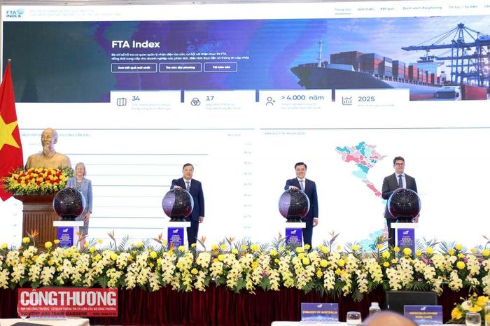 Phó Thủ tướng thường trực Chính phủ Phạm Gia Túc, Thứ trưởng Bộ Công Thương Nguyễn Sinh Nhật Tân cùng các đại biểu thực hiện nghi thức khai trương Trang thông tin điện tử về FTA Index.
