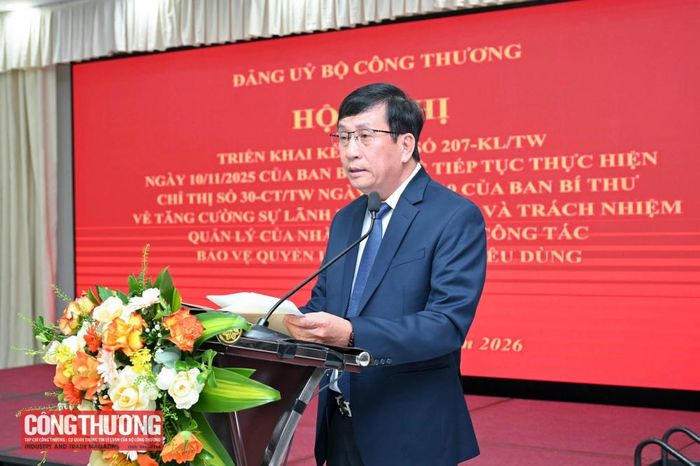 Đồng chí Phan Văn Bản - Phó Bí thư Chuyên trách Đảng ủy Bộ Công Thương phát biểu tại Hội nghị 