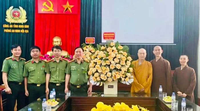 Thượng tọa Thích Thanh Viên, Ban Đại diện Phật giáo liên xã Thanh Liêm tặng hoa chúc mừng Phòng An ninh nội địa