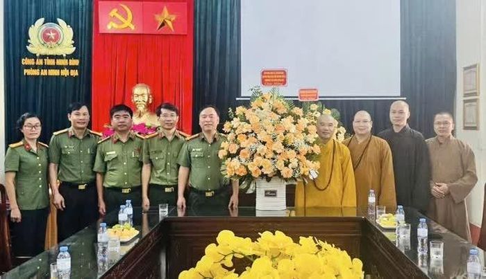 Ban Đại diện Phật giáo liên phường Phủ Lý cùng chư tôn đức trường hạ chùa Hòa Lạc chúc mừng cán bộ, chiến sĩ 