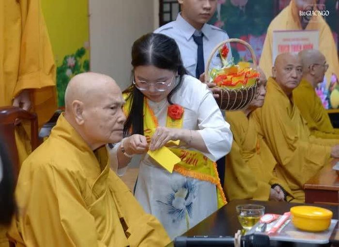 Phật tử cài hoa hồng Vu lan đến Trưởng lão Hòa thượng Phó Pháp chủ