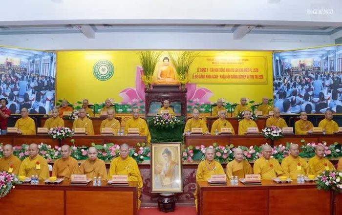 Chư vị giáo phẩm chứng minh, chư tôn đức tham dự