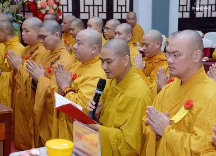 Đại đức Thích Pháp Trí dâng lời tri ân chư tôn giáo phẩm