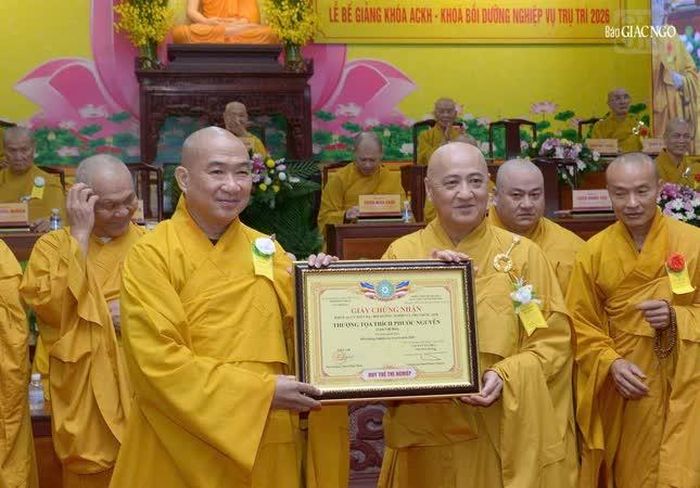 Hòa thượng Thích Huệ Thông trao chứng nhận tham gia khóa Bồi dưỡng trụ trì năm 2026 đến Thượng tọa Thích Phước Nguyên