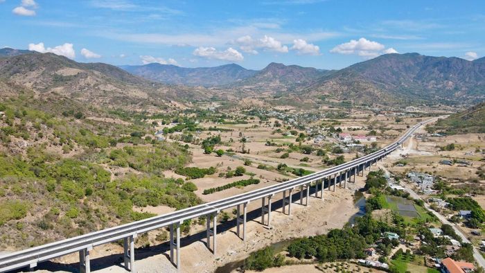 Hạ tầng giao thông được đầu tư, tăng khả năng kết nối các không gian du lịch, tạo nền tảng hình thành "Hải trình Tứ Vịnh". (Ảnh: Hoàng Sơn).