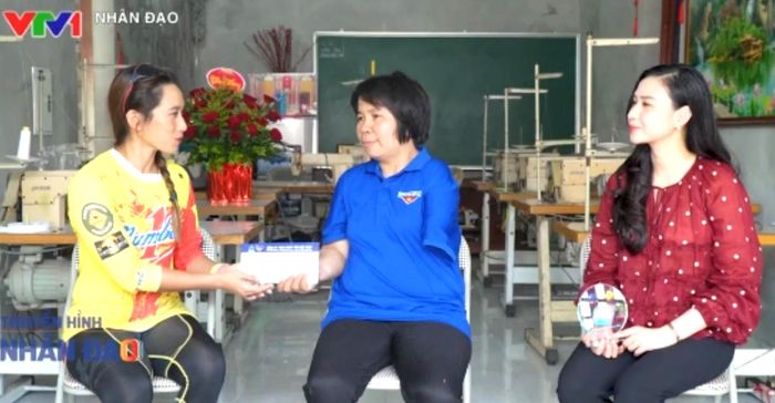 Đại diện Tân Hiệp Phát chia sẻ sự trân trọng với hành trình gần 20 năm chị Nguyễn Thị Nha đồng hành cùng người khuyết tật. (Ảnh: Nối trọn yêu thương).