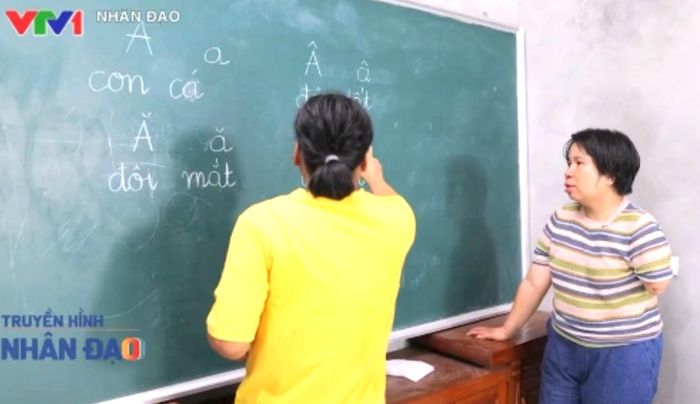 Với chị Nha, những con chữ đầu tiên có thể là cánh cửa mở ra cơ hội tự lập cho người khuyết tật. (Ảnh: Nối trọn yêu thương).