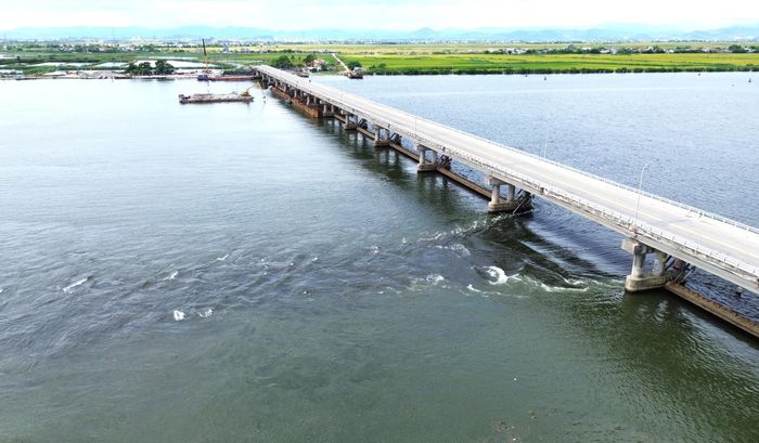 Sau đó, nhà thầu sẽ cho tháo cừ thượng lưu trả lại hành lang thoát lũ cho đập Thảo Long. Từ tháng 9/2026 trở đi, nhà thầu tập trung thi công các hạng mục trên khô, sửa chữa nhà quản lý, hoàn thiện hệ thống máy phát điện và thi công các cánh cửa cho phần việc 2027.